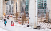 Bentway - это уникальное и инновационное общественное пространство, которое превратило 1,75 км под скоростной автомагистралью Toronto’s Gardiner Expressway,  от Strachan Avenue до Bathurst Street, в трек для катания на коньках...