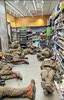 Солдаты спят на полу на заправочной станции... 
