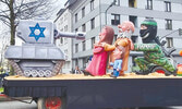 Экспонат в Германии, показывающий использование ХАМАСом населения в качестве живого щита. Убив, уничтожив своим вероломным нападением 7 октября 1400 евреев за 1 день и искалечив сотни, хамасовцы с тех пор прячутся за спинами мирных граждан и подставляют и