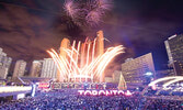 Фейерверк  под Новый Год на площади Nathan Phillips Square в Торонто...