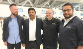 Члены экипажа Pivot Airlines (слева направо) Алекс Розов, Б.К. Дубей, Роб ДиВенанцо и Аатиф Сафдар...