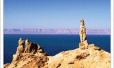 Одинокий соляной столб у Мертвого моря - это душа жены Лота. Сотни веков животные приходят и слизывают с этой «статуи» соль. В этом и состоит ее исправление...