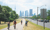 В Торонто существуют сотни километров велосипедных троп в зеленых зонах и велосипедных дорожек, идущих по городским улицам...