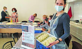 Женщины учатся печь халы (Фото: shalom-tikva.ru)