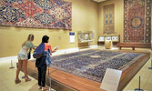 Шедевр персидского искусства, монументальный ковер, изготовленный в 17-м веке в Кермане, украшение коллекции Burrell в Глазго  (Шотландия), редко путешествует и впервые демонстрируется в Канаде...