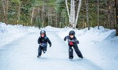 Прокатитесь на коньках по волшебной ледяной тропе через снежный лес парка Arrowhead, около города Huntsville...