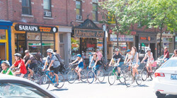 Cycle Toronto представляет «Месяц велосипеда» - мероприятия и торжества, в том числе музыкальные концерты, оборудование которых питается от вело-генераторов, семинары по безопасной езде на велосипеде, экскурсии с гидом и многое другое...