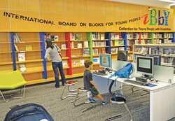 North York Central Library. После реконструкции вновь открыла свои двери библиотека, хорошо знакомая нескольким поколениям нашей общины. Дети и родители, бабушки и дедушки, студенты и школьники - каждый найдет здесь для себя занятие по душе. Читайте статью на стр.10.