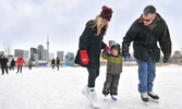 С просторного катка Sherbourne Common Rink открывается вид на озеро Онтарио и на ярко освещенный вечером центр Торонто