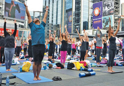 Yoga in the Square. Этим летом - йога по-новому, на площади! Маты для занятий и инструкторы  предоставлены модным брендом Lululemon. Площадь станет буквально раем для отдыха и омоложения. В ходе этой бесплатной сессии  жителям Торонто всех возрастов, размеров и уровней опыта предлагается укрепить свое тело и ум среди каменных джунглей...  Информация: на вебсайте www.ydsquare.ca. Адрес: Yonge-Dundas Square, 1 Dundas St. E. Время: каждый понедельник, с 25 июня  по 3 сентября, 12:00 pm - 1:00 pm. Вход свободный.
