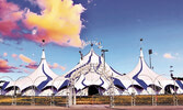 Cirque Italia представляет представление в европейском стиле. Его описывают как «яркий, драматичный и трогательный опыт»...