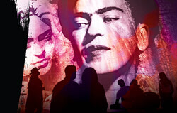 Immersive Frida Kahlo. Компания Show One Productions и ее партнер по иммерсивным выставкам в Северной Америке Lighthouse Immersive представляют публике новый проект, посвященный творчеству мексиканской художницы Фриды Кало, одной из самых противоречивых фигур в мире современного изобразительного искусства. 
В её судьбе смешались драма и политика, любовь и непрерывная борьба за жизнь, за идеи, за счастье. Читайте стр. 5