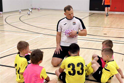 От первых шагов на поле до университетской стипендии. В Smart Goal Academy дети учатся играть в футбол, развивая технику, физические навыки и психологическую стойкость, а спорт становится частью их личного роста. Академия учитывает индивидуальные темпы развития и «футбольный возраст» каждого ребенка, помогая раскрыться независимо от даты рождения. Здесь футбол открывает новые возможности, включая перспективу образовательной и спортивной стипендии. По словам основателя и тренера Алексея Попова, воспитанный таким образом игрок становится уверенным, целеустремленным и готовым к любым жизненным вызовам. Читайте стр. 8-9.
