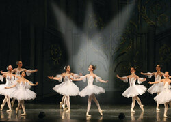 Bayview School of Ballet.  «Встать на пуанты - мечта каждой девочки, – уверены руководители Bayview School of Ballet. – 
И у нас она точно сбудется. Главное - не предавайте свои мечты!»  Читайте стр. 9-10. 
