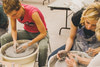 Каждое воскресенье в музее Гардинер проводятся мастерские по изготовлению поделок из глины...