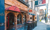 Один из отелей в районе Littile Italy, Toronto...