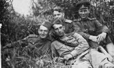 Внизу первый слева капитан Моисей Черногуз, в то время кавалер одного боевого Ордена Красной Звезды. В будущем он будет награжден еще одним Орденом Красной Звезды...